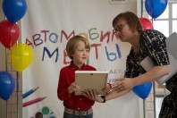 Юный художник получил призы и подарки за «Котойоту».