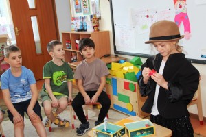 Фокусы от юной волшебницы.