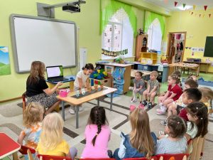 Юные исследователи из группы «Родничок» в гостях у малышей!