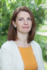 Заместитель заведующего по ВиМР: Сараева Ольга Васильевна.    Опыт работы в ДО: 22 года.  28.03.2023. Член Международной ассоциации специалистов терапевтического тейпирования по Образовательной концепции Ортодинамика (соответствует системе качества ISO 9001:2015) в Академии терапевтического тейпирования. Свидетельство №9693  Повышение квалификации в Автономной некоммерческой организации развития дошкольного образования «Рыбаков ПРОдетей» по программе «Практика реализации программы «ПРОдетей» в соответствии с современными требованиями» в объеме 128 часов. Удостоверение о повышении квалификации 770400807106 Регистрационный номер 0923П-32 г. Москва 26.09.2023г.  Повышение квалификации в ФГАОУ ВО «НИ ТГУ» по программе «Генеративный искусственный интеллект для преподавателя: стратегии, инструменты, этика» в объеме 36 часов, г. Томск. Удостоверение о повышении квалификации 700800156328 Регистрационный номер 24-31051.115-132 г. Томск 09.09.2024  Повышение квалификации в ЧОУ ДПО «Логопед-ПРОФИ» по дополнительной профессиональной программе «Применение нейропсихологического подхода в диагностике и коррекции нарушений развития у детей с ОВЗ» в объеме 240 часов. Удостоверение о повышении квалификации 782414357264 Регистрационный номер ННМ004513 г. Санкт-Петербург 27.12.2024  Повышение квалификации в АНО развития дошкольного образования «Рыбаков ПРОдетей» по дополнительной профессиональной программе «Поддержка детской игры» в объеме 72 часа в период с 28.11.2024г. по 24.01.2025г. Удостоверение о повышении квалификации 770400594632. Регистрационный номер 0125ПДИ-01 г. Москва  02.06.-17.06.2025 Повышение квалификации в АНО ДПО «Международный институт развития образования» по дополнительной профессиональной программе повышения квалификации «Миофункциональная терапия в коррекции речевых нарушений». Удостоверение о повышении квалификации 771804225306. Регистрационный номер 015766 г. Москва