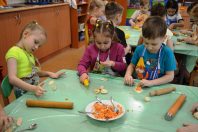 Неделя китайской культуры: дети познакомились с искусством приготовления пельменей.