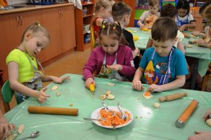 Неделя китайской культуры: дети познакомились с искусством приготовления пельменей.