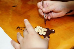 Мастер-класс по росписи фигурок: к Новому году с творчеством!