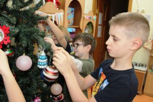 Нарядили елку вместе!