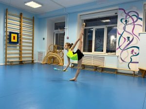 В гостях у малышей – настоящая гимнастка!